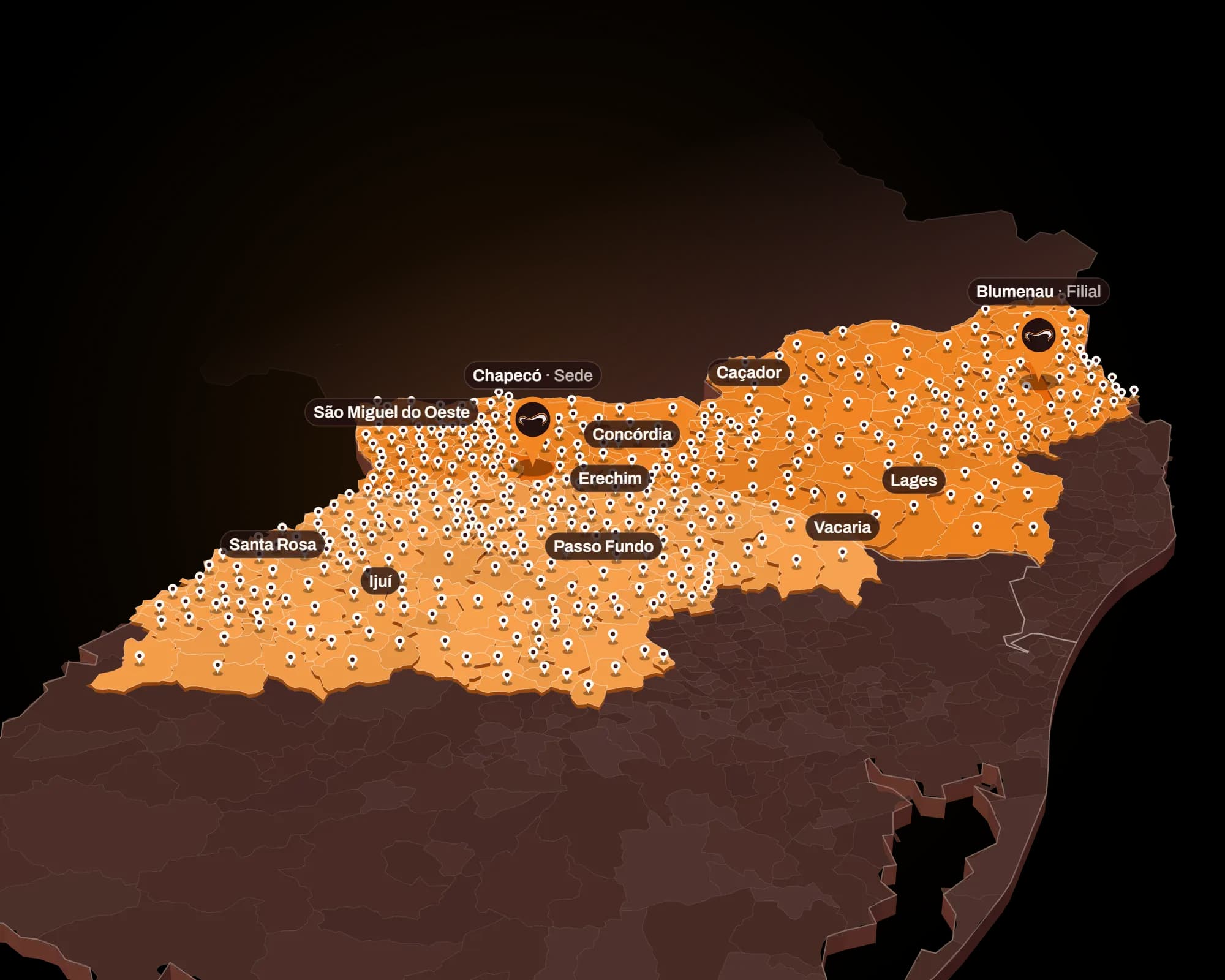 Mapa 3D de Santa Catarina e do Rio Grande do Sul com as 456 cidades atendidas pela OestePan em laranja e um pin em cada uma. A sede fica em Chapecó e a filial, em Blumenau. O Paraná aparece apagado, ao norte.